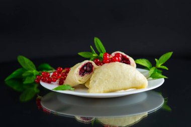 Buğulanmış ev yapımı tatlı meyveli hamur tatlısı, kırmızı üzümlü. .