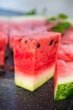 Olgun kırmızı karpuz parçaları, yakın plan, tahtada. .