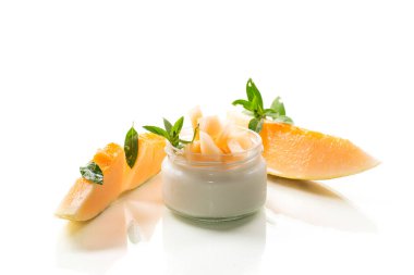 Kavanozda taze kavun parçalarıyla ev yapımı yoğurt. .