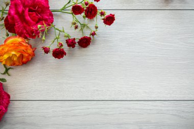 Beyaz ve pembe güllü ahşap arkaplan .