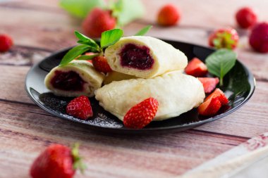 Ev yapımı tatlı, çilekli buğulanmış hamur köftesi. .