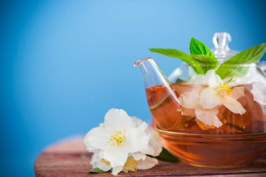 Yasemin çiçeği çayı cam çaydanlıkta .