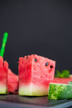 Olgun kırmızı karpuz parçaları, yakın plan, tahtada. .