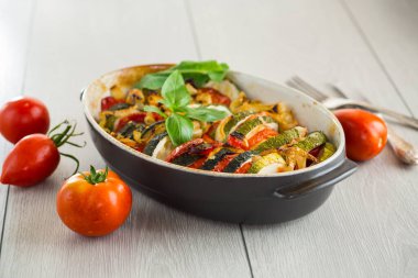 Fırında kabak ve domatesler seramik formda, sebzeli atıştırmalık. .