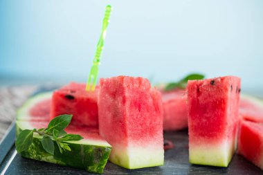 Olgun kırmızı karpuz parçaları, yakın plan, tahtada. .