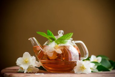 Yasemin çiçeği çayı cam çaydanlıkta .