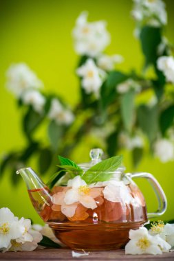 Yasemin çiçeği çayı cam çaydanlıkta .