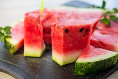 Olgun kırmızı karpuz parçaları, yakın plan, tahtada. .