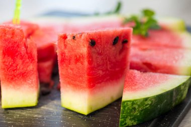 Olgun kırmızı karpuz parçaları, yakın plan, tahtada. .