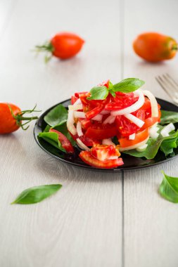 Soğanlı taze kırmızı domates salatası..