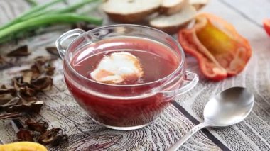 Hafif ahşap bir masada kurutulmuş mantar ve sebzeli Borş çorbası. .