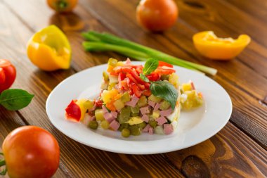 Bezelye, sosis ve tatlı biberli haşlanmış sebze salatası. Tahta bir masada. .