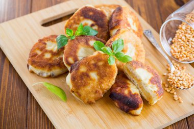 Tahtada kızartılmış bezelye turtası. .