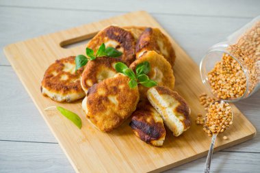 Tahtada kızartılmış bezelye turtası. .