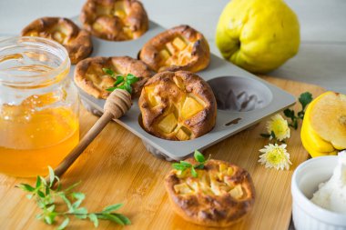 Pişmiş süzme peynirli kek, ballı ballı. .