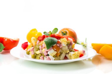 Bezelye, sosis ve tatlı biberli haşlanmış sebze salatası. Beyaz arkaplanda izole.