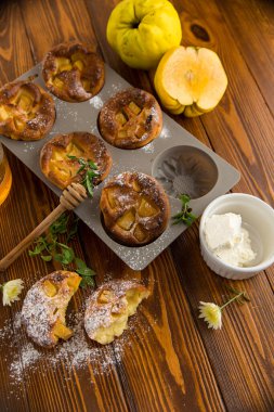 Pişmiş süzme peynirli kek, ballı ballı. .