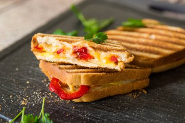 Kızarmış ekmek tostları ve içi doldurulmuş. .