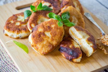 Tahtada kızartılmış bezelye turtası. .