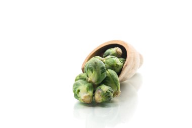 Beyaz arka planda taze çiğ Brüksel lahanası .