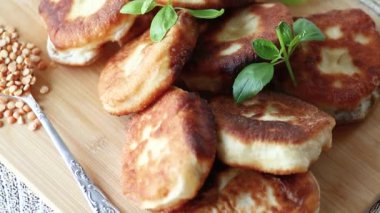 Tahtada kızartılmış bezelye turtası. .