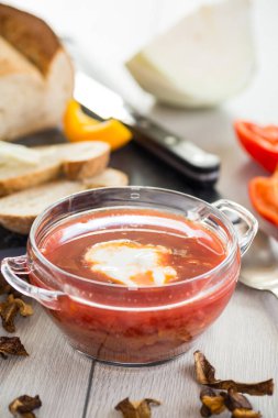 Hafif ahşap bir masada kurutulmuş mantar ve sebzeli Borş çorbası. .