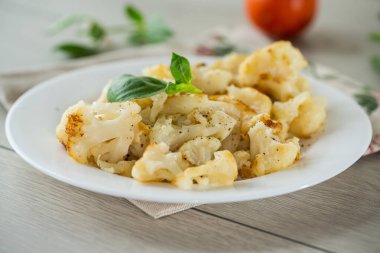 Yağ ve baharatla kızartılmış diyet karnabahar. .