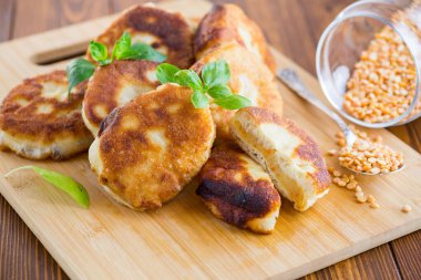 Tahtada kızartılmış bezelye turtası. .