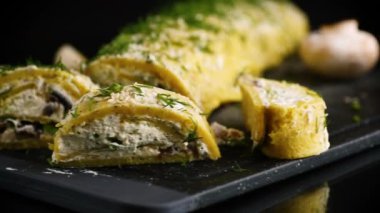 Saf peynirli fırında patates sarımsak ve mantarla dolu, siyah arka planda izole edilmiş. .