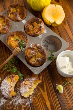 Pişmiş süzme peynirli kek, ballı ballı. .