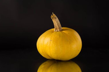 Siyah arkaplanda izole edilmiş küçük balkabağı .