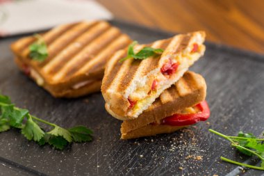 Kızarmış ekmek tostları ve içi doldurulmuş. .