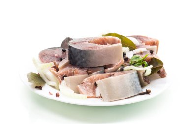 Beyaz arka planda izole edilmiş soğan ve baharatlı hafif tuzlanmış uskumru. .