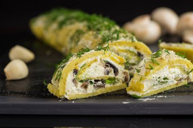 Saf peynirli fırında patates sarımsak ve mantarla dolu, siyah arka planda izole edilmiş. .