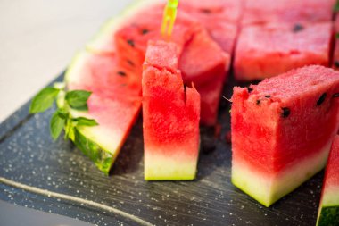 Olgun kırmızı karpuz parçaları, yakın plan, tahtada. .