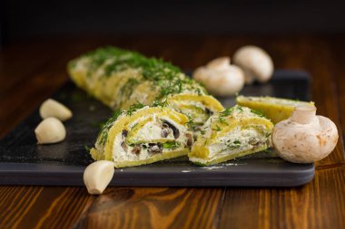 Koyu ahşap bir masada sarımsak ve mantarla doldurulmuş süzme peynirli fırında patates. .