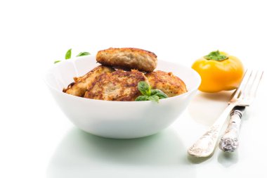 Beyaz arka planda izole edilmiş bir kasede kızarmış tavuk pirzolası. .