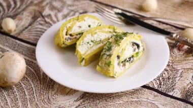 Koyu ahşap bir masada sarımsak ve mantarla doldurulmuş süzme peynirli fırında patates. .