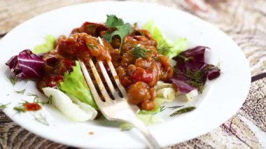 Ev yapımı sebzeli fasulye salatası..