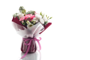 Beyaz arka planda izole bir tatil için şık bir buket..