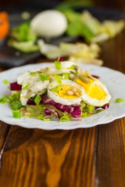Tahta bir masada tabakta iştah açıcı yumurta tabağı..