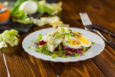 Tahta bir masada tabakta sağlıklı bir yemek..