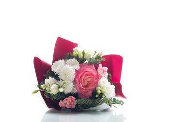 Kasımpatı çiçekli düzenleme, beyaz arkaplanda izole.