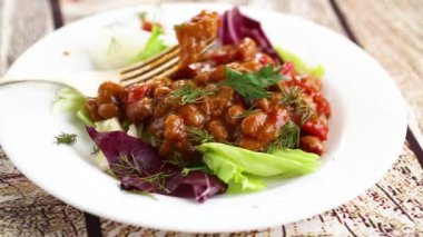Fasulyeli hafif sebze salatası..