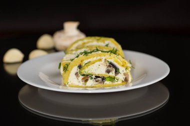 Saf peynirli fırında patates sarımsak ve mantarla dolu, siyah arka planda izole edilmiş. .