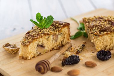 Fındıklı ve kuru erikli ev yapımı kek..