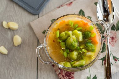 Brüksel lahanalarıyla Sağlıklı İlk Yemek.