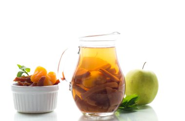 Beyaz arka planda izole edilmiş, ahşap bir masada geleneksel meyve suyu..