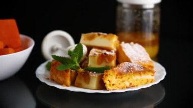 Kabaklı ev yapımı Peynirli Güveç, siyah arka planda izole edilmiş.