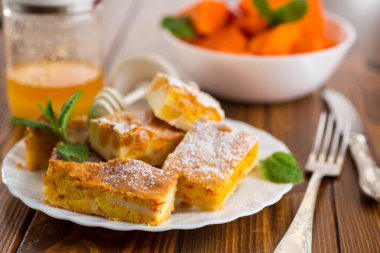 Sağlıklı süzme peynir ve balkabağı tatlısı.